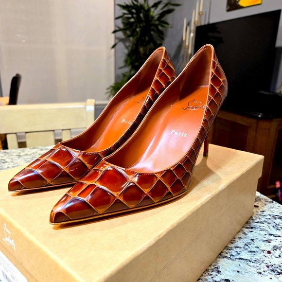 NEW Christian Louboutin Kate Cognac Croc Embossed Leather Pumps Size 38.5 - Picture 1 of 12